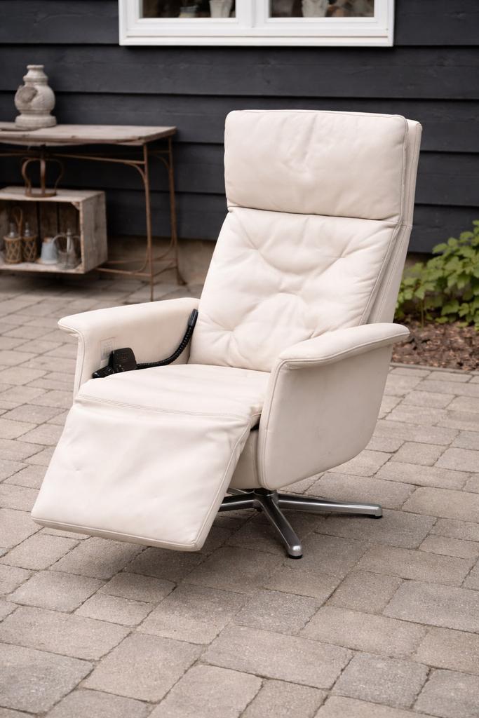 Elektrische relaxstoel in stijlvol grijs/beige, Huis en Inrichting, Fauteuils, Ophalen, Zo goed als nieuw, 75 tot 100 cm, Leer