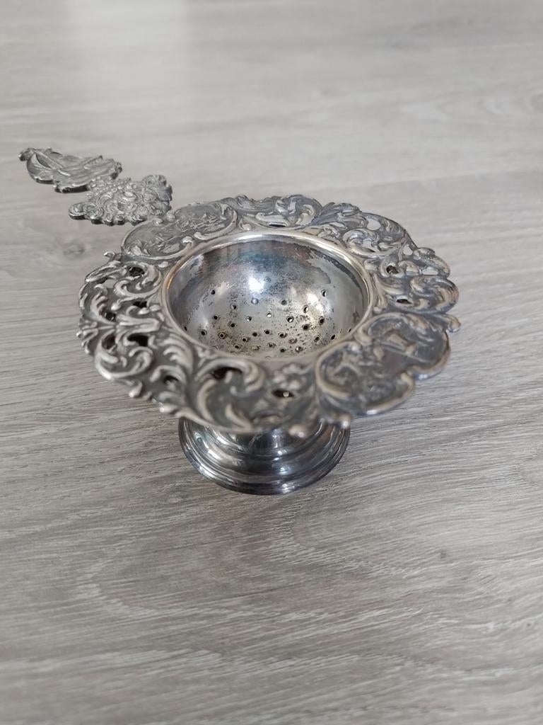 Zilveren theezeefje met schaaltje, Ophalen