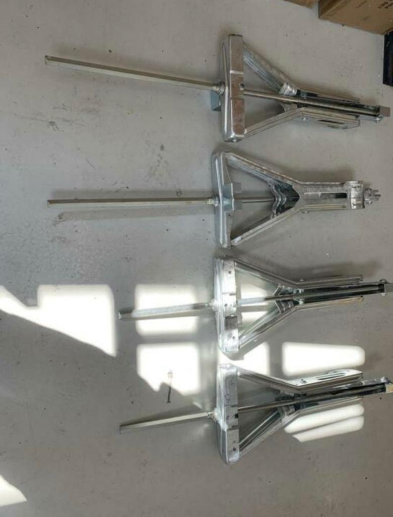 AL-KO uitdraaisteunen 4 stuks Fendt caravan (AL-KO chassis), Ophalen, Zo goed als nieuw