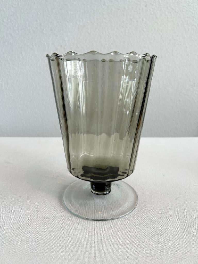 Vintage rookglas vaas op voet, Huis en Inrichting, Woonaccessoires | Vazen, Overige kleuren, Ophalen of Verzenden, Minder dan 50 cm
