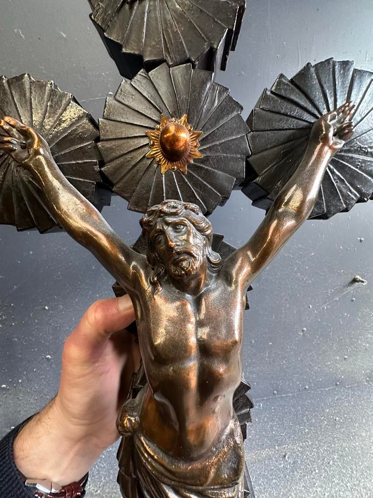 Byzonder Gotisch metalen crucifix op houten kruis, Ophalen