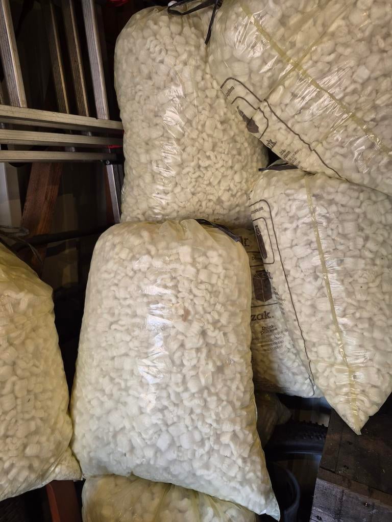 7 zakken isolatie chips.  Gratis, Doe-het-zelf en Verbouw, Isolatie en Afdichting, Ophalen of Verzenden, Overige materialen, Minder dan 4 cm