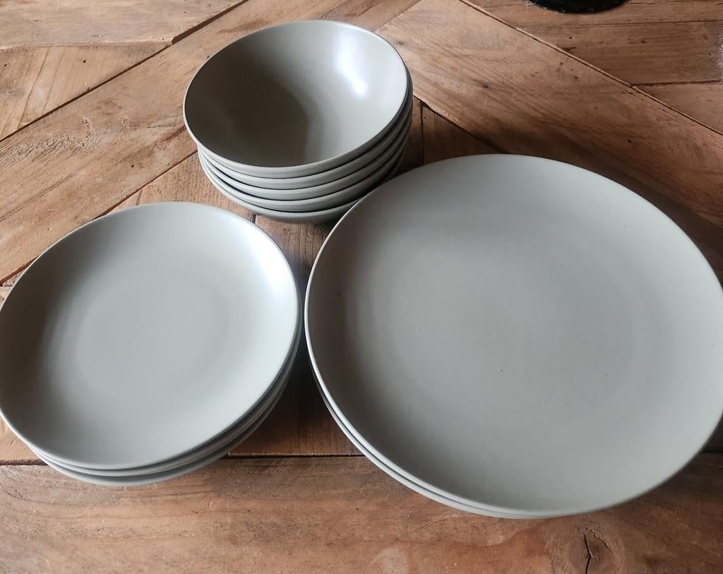 IKEA FÄRGKLAR Servies - 18-delig, mat groen, Huis en Inrichting, Keuken | Servies, Ophalen of Verzenden, Zo goed als nieuw, Effen