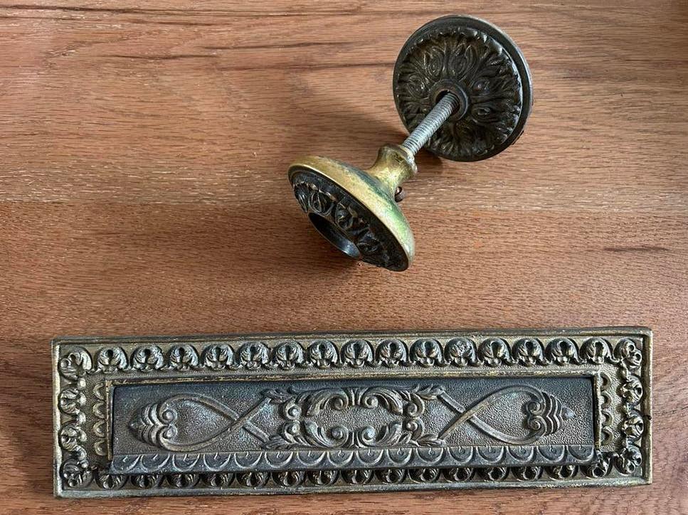 Brievenbus en deurbelknop antiek bronskleurig, Ophalen, Gebruikt, Overige materialen, Brievenbusklep