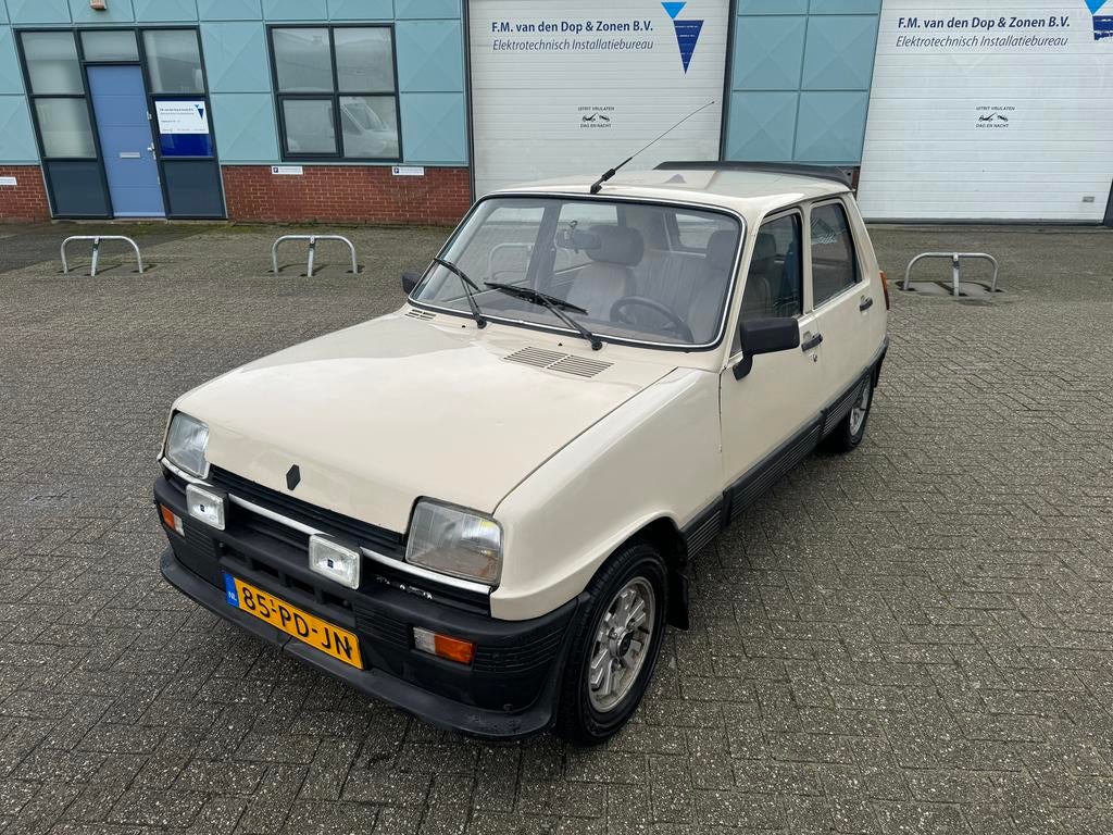 Renault 5 1.1 GTL 1983 Beige handbak hele mooie staat, Auto's, Renault, Voorwielaandrijving, 4 cilinders, Beige, Handgeschakeld