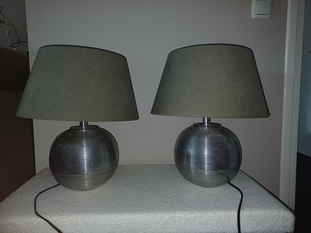 2 lampen. Zilverkleurige voet, grijze kap, Huis en Inrichting, Lampen | Tafellampen, Ophalen, Minder dan 50 cm