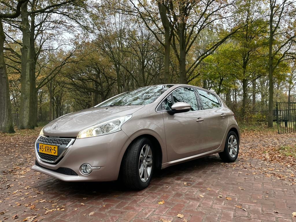 Peugeot 208 1.4 VTI 95 pk bj 2012 94.000 km, Auto's, Voorwielaandrijving, Stof, 40 €/maand, Zwart
