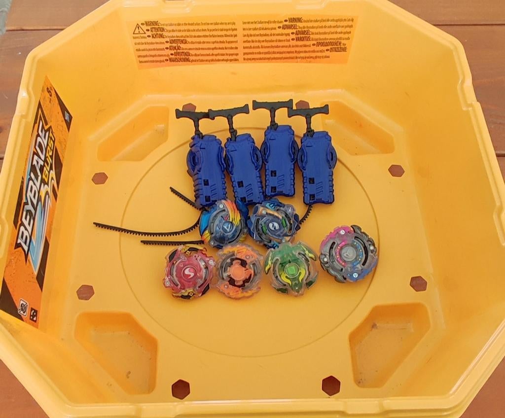 Beyblade set: bak, 6 Beyblades en 4 trekkers, Ophalen, Gebruikt, Jongen of Meisje
