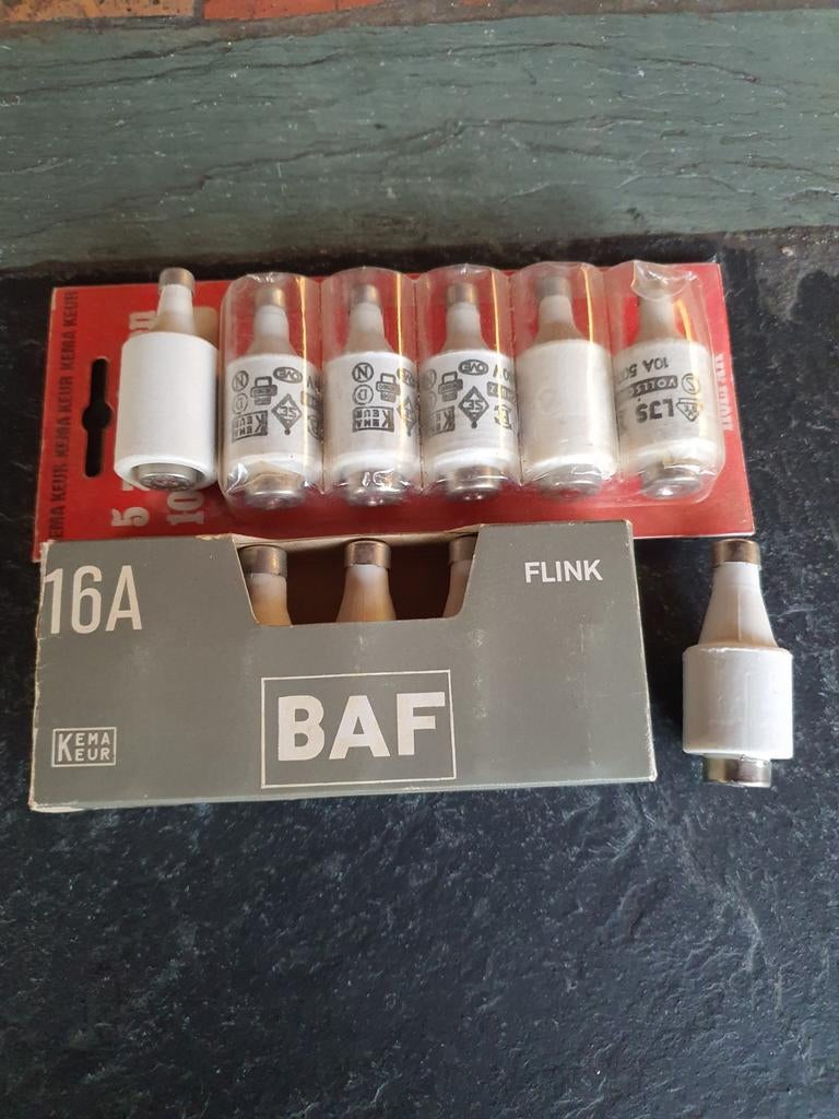 Oude zekeringen van porselein, Ophalen of Verzenden, Gebruikt, Overige typen