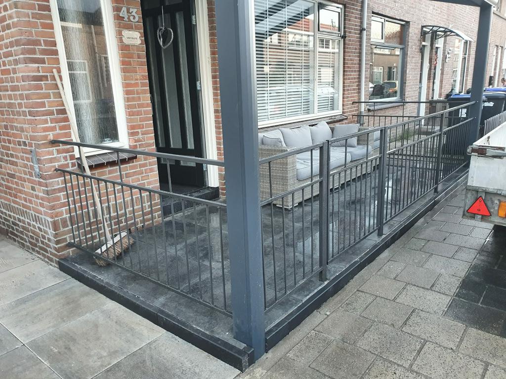 Fabricage en installatie van metalen hekken en balustrades., Met poort, Gebruikt, IJzer, Spijlenhekwerk