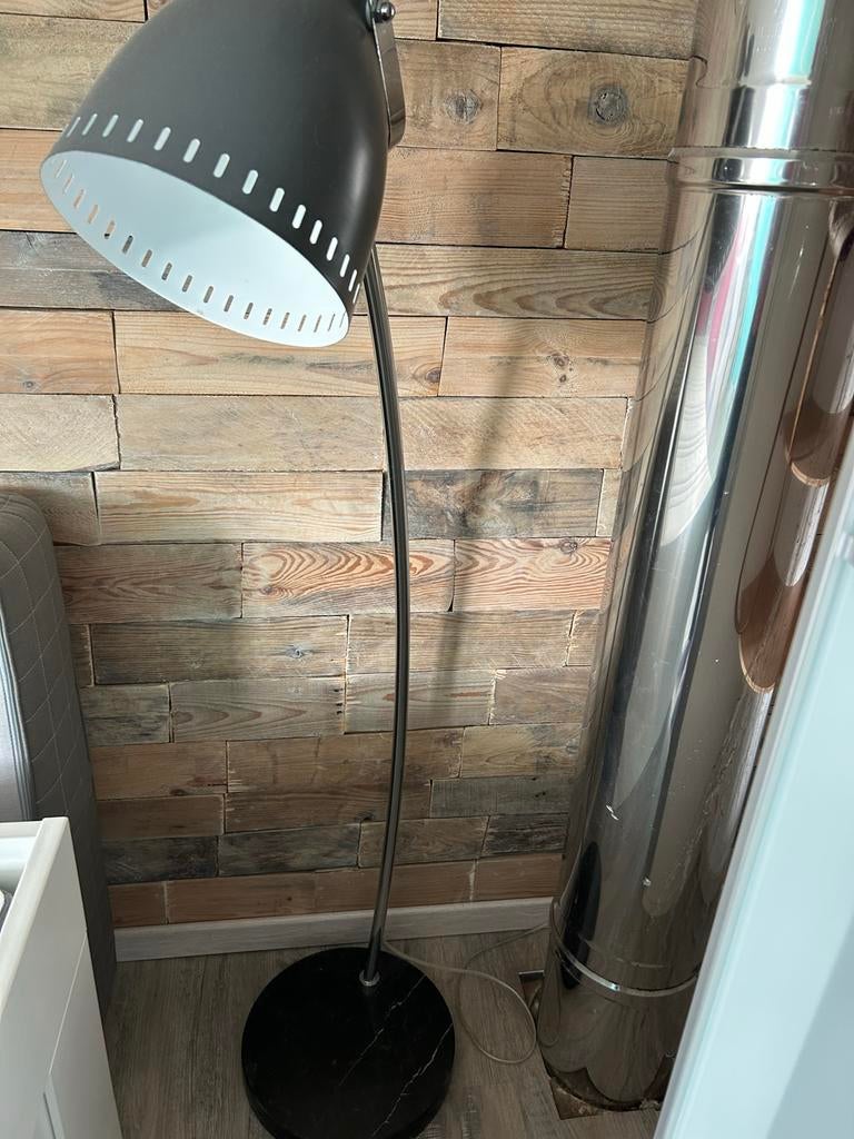 Staande lamp met marmeren voet en grijze kap, Ophalen, Gebruikt, Metaal, 100 tot 150 cm