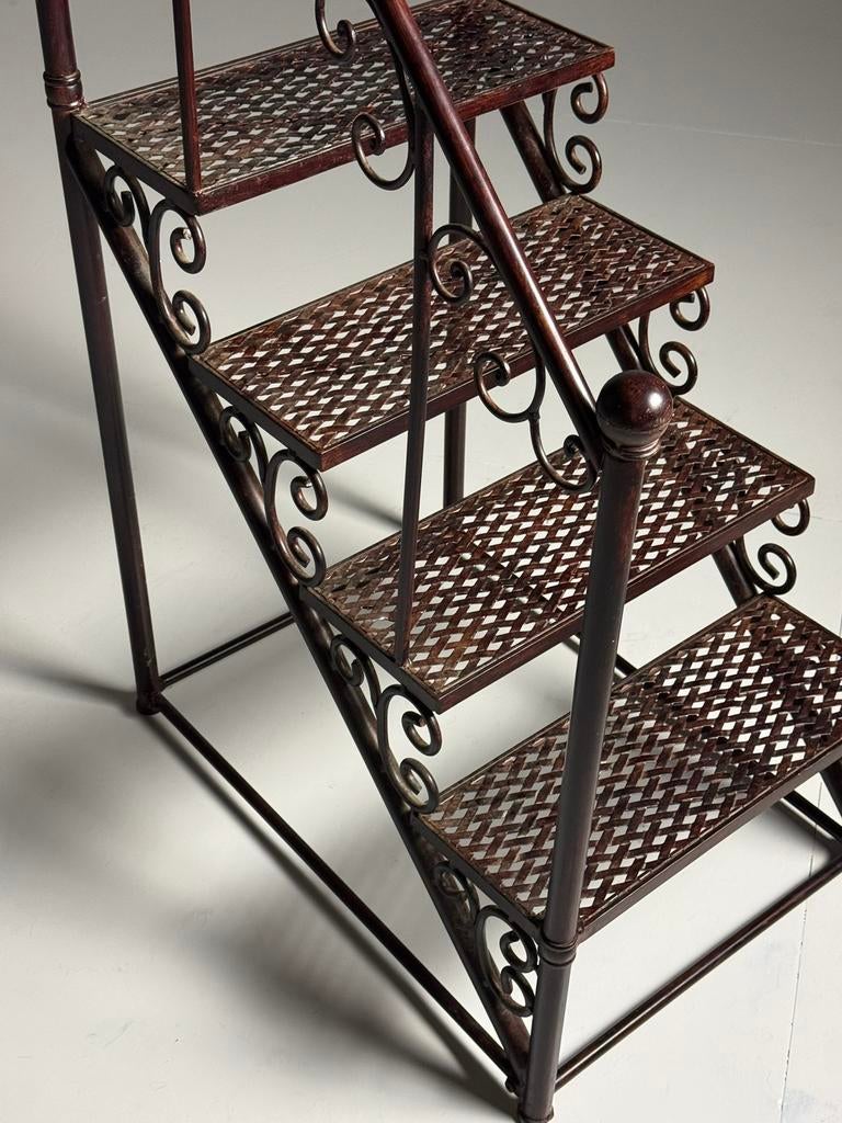 Bibliotheektrap metaal klassiek, Ophalen