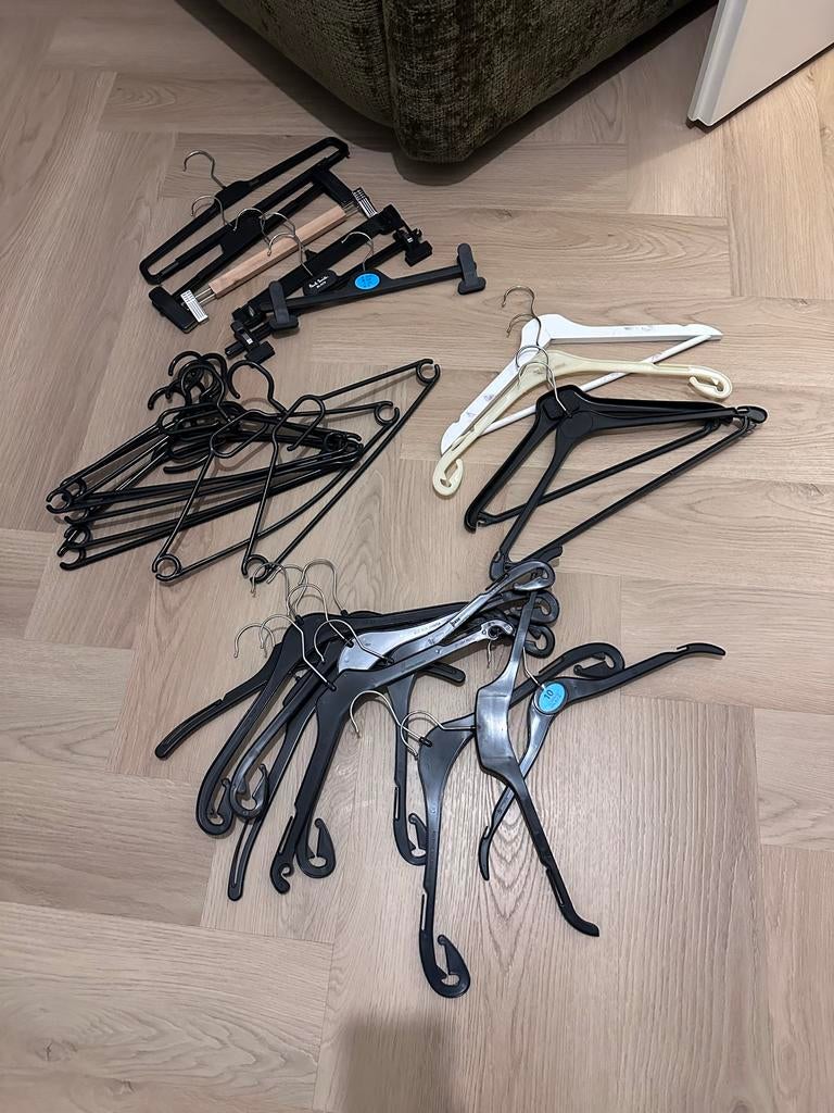 Gratis af te halen kledinghangers, Ophalen, Gebruikt, Kunststof, Volwassenen