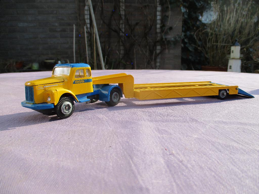 Tekno Scania Vabis 110 super met dieplader demo, Hobby en Vrije tijd, Modelauto's | 1:50, Verzenden, Zo goed als nieuw, Bus of Vrachtwagen