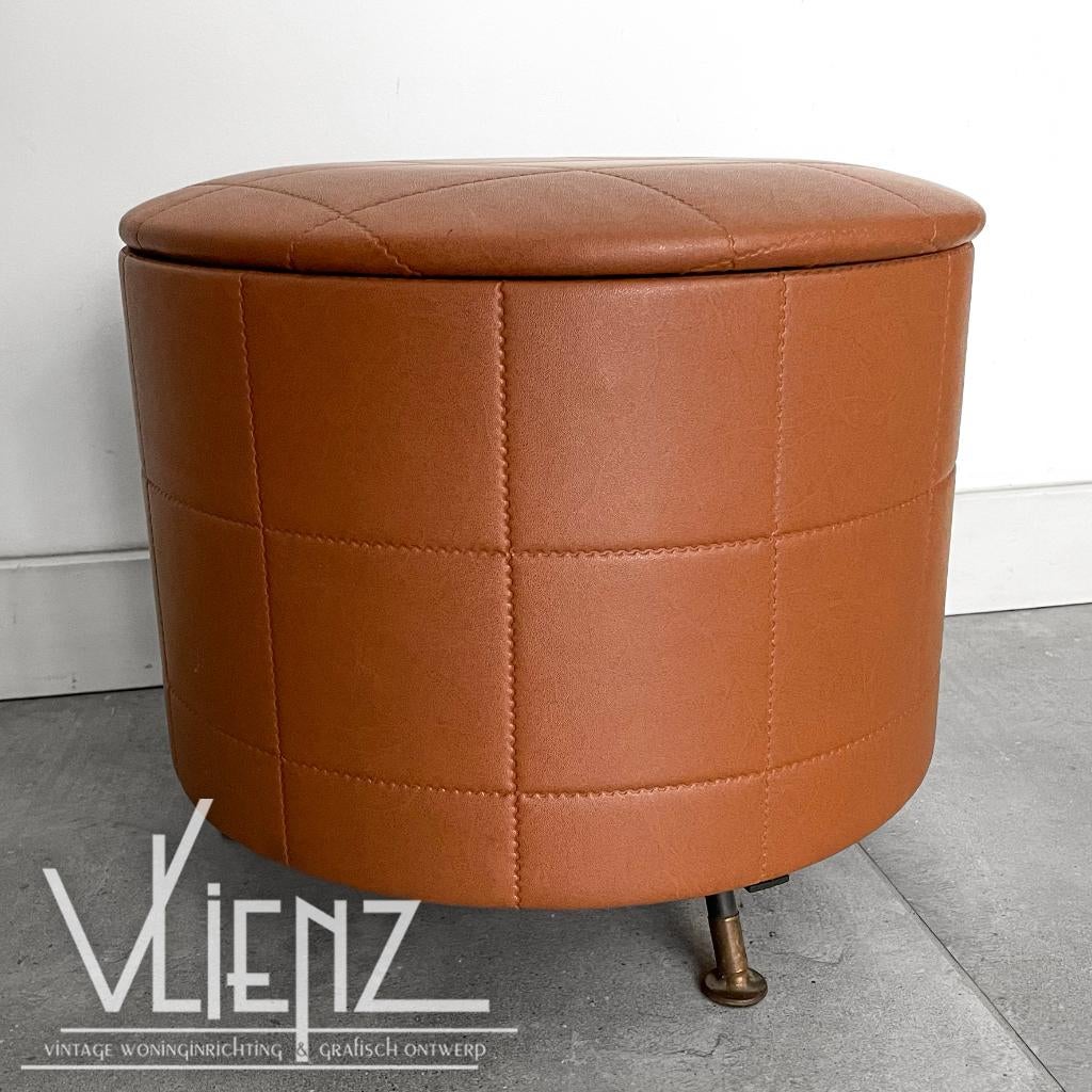 Vintage naaikisst opbergpoef cognackleur poef pootjes deksel, Ophalen, Huis en Inrichting