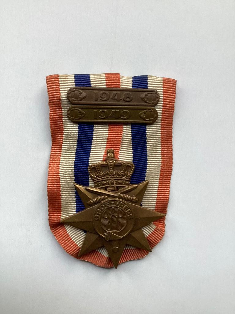 Medaille Orde en Vrede: 1948-1949., Verzamelen, Militaria | Algemeen, Ophalen of Verzenden, Overige soorten, Nederland, Embleem of Badge