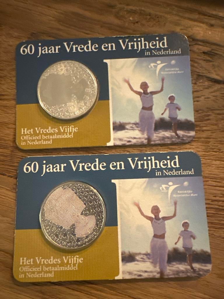 2x Vredes Vijfje 60 jaar Vrede en Vrijheid op kaartje, Setje, Koningin Beatrix, Zilver, Euro's