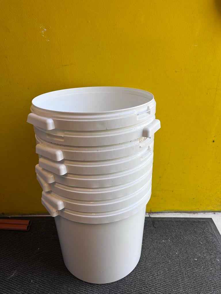 Witte emmers 28 liter met deksel, Ophalen, Gebruikt, Kunststof, Met deksel