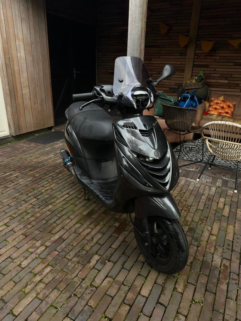 Piaggio zip 4t | 2023 | full carbon | 7700km, Ophalen, Maximaal 45 km/u, Zip, Zo goed als nieuw