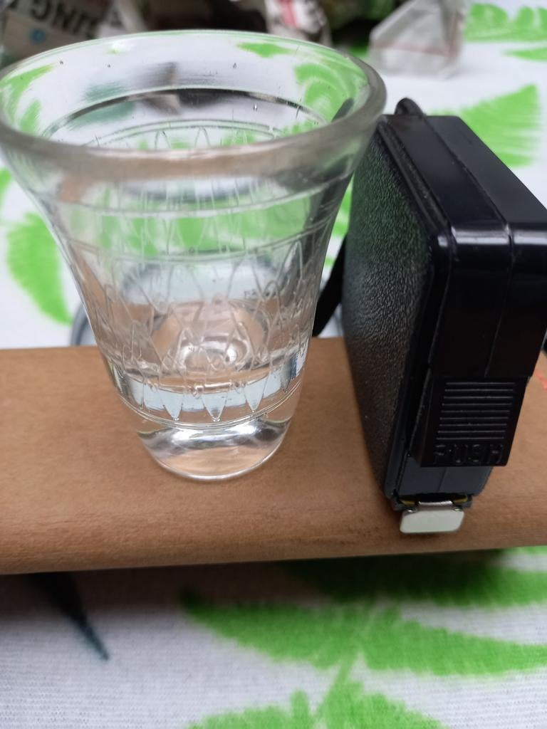 Vintage borrelglaasje bewerkt met een gevlochten ruitvorm., Verzamelen, Ophalen of Verzenden, Gebruikt, Borrel- of Shotglas