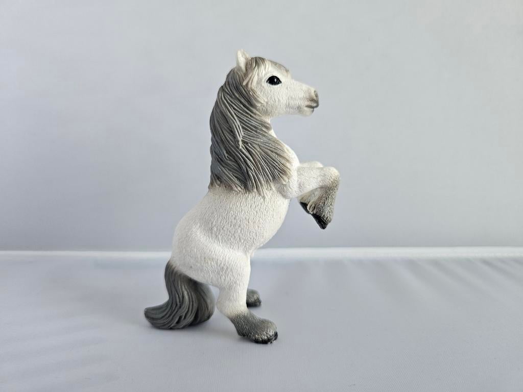 Schleich 82981 Mini Shetlander hengst van HC tijdschriften, Verzamelen, Dierenverzamelingen, Ophalen of Verzenden, Zo goed als nieuw