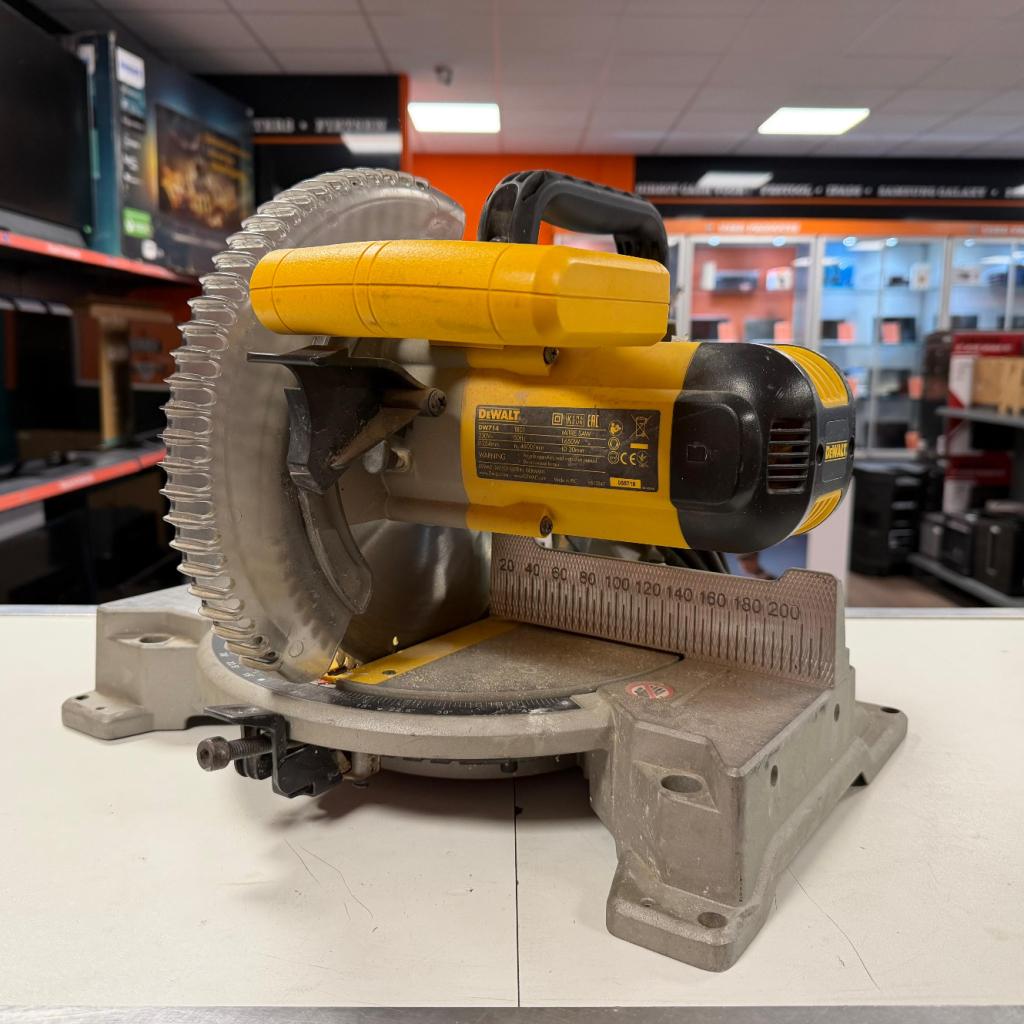 DeWalt DW714 Cirkelzaag, Dewalt, Zo goed als nieuw, Support@dewalt.com, 701 E. Joppa Road
Towson, MD 21286
USA
