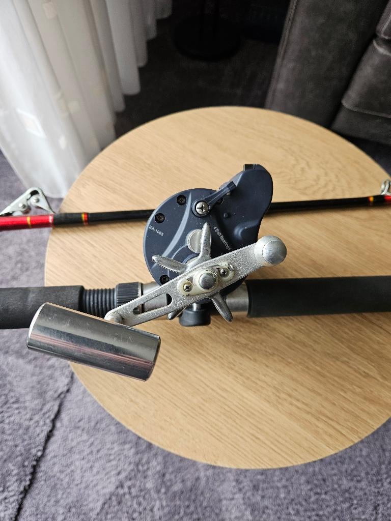 zee reel met boot hengel nog een penn 321  links handig, Ophalen, Zo goed als nieuw, Complete set