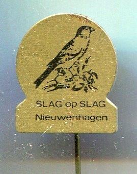 Slag om slag Nieuwenhagen blik vogel speldje ( N_082 ), Verzamelen, Verzenden, Zo goed als nieuw, Dier of Natuur, Speldje of Pin