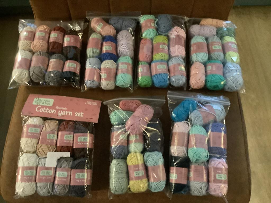 Kleine bolletjes katoen en acryl bolletjes.  85 stuks, Ophalen of Verzenden, Nieuw, Breien of Haken, Wol of Garen