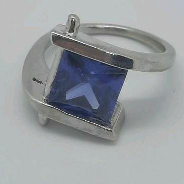 Zilveren ring met blauwe edelsteen, 925 design, Gebruikt, Blauw, Ophalen of Verzenden, 17 tot 18