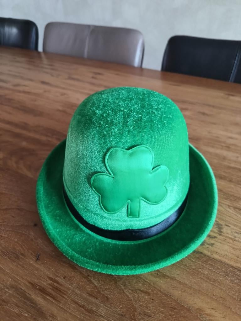 Groene hoed met klavertje drie st Patrick day, Ophalen of Verzenden, Nieuw, One size fits all