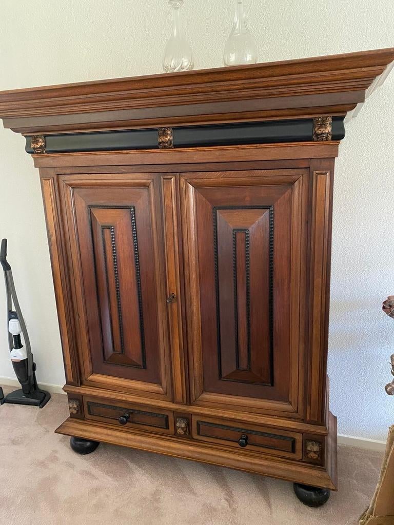 Kussenkast 20ste eeuw eikenhout deels gezwart op bolpoten, Ophalen