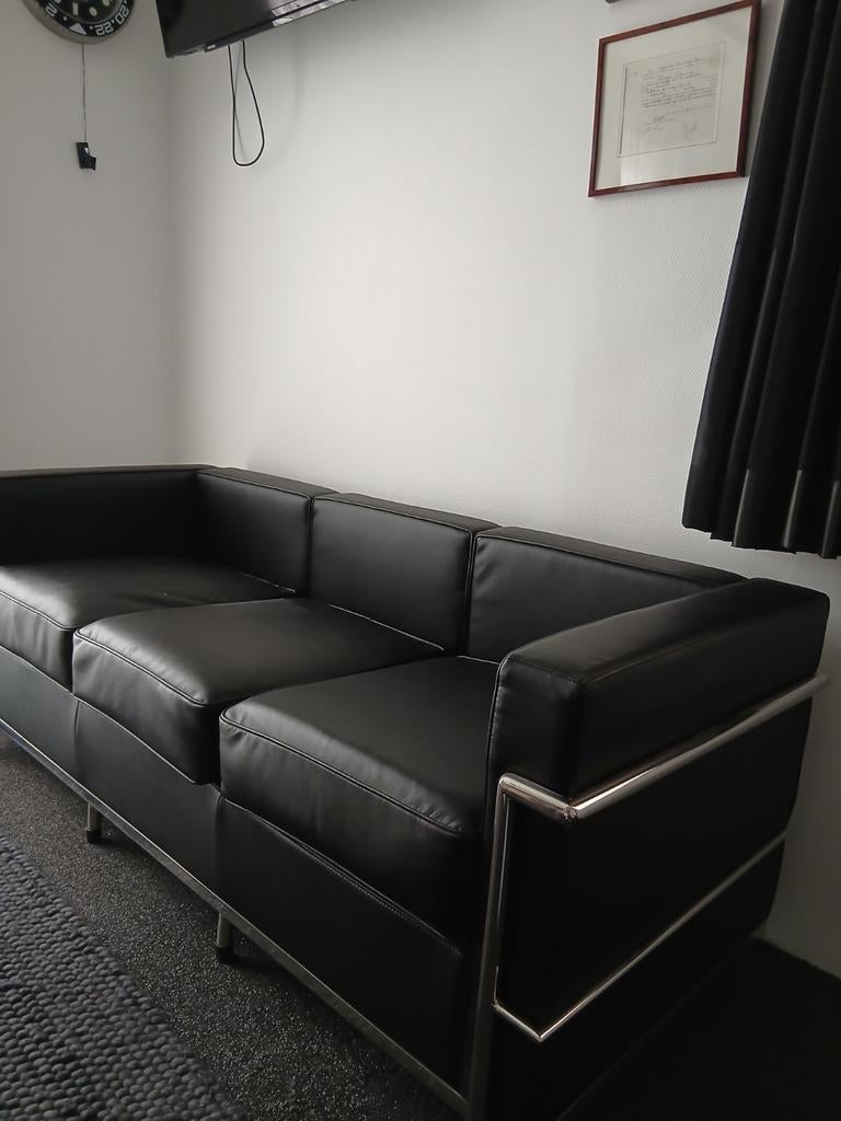TE KOOP : NIEUWE REPLICA  CORBUSIER LC3 ZWART LEREN  BANK., 200 tot 250 cm, Driepersoons, Nieuw, Leer