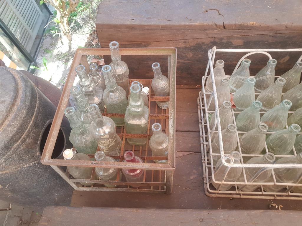 Stalen kratten met flessen, Huis en Inrichting, Woonaccessoires | Kisten, Ophalen of Verzenden, Minder dan 50 cm