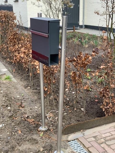 Vrijstaande brievenbus met roestvrijstalen ophanging, Ophalen, Zo goed als nieuw, Staal, Staande brievenbus
