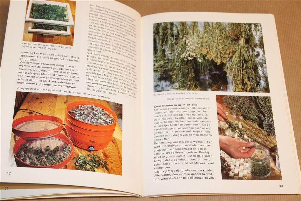 Kruiden Kweken in de Bio-tuin — Handleiding met 150 Foto's, Boeken, Ophalen of Verzenden, Gelezen, Tuinieren en Tuinplanten