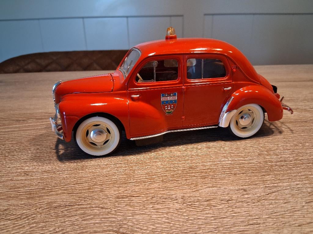 RENAULT 4CV  POMPIERS, Hobby en Vrije tijd, Modelauto's | 1:18, Ophalen of Verzenden, Zo goed als nieuw, Auto, Solido