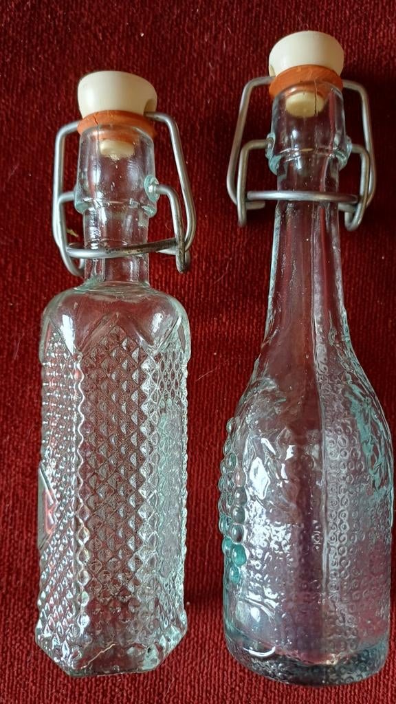 Twee kleine vintage flesjes met beugeldop, Ophalen of Verzenden