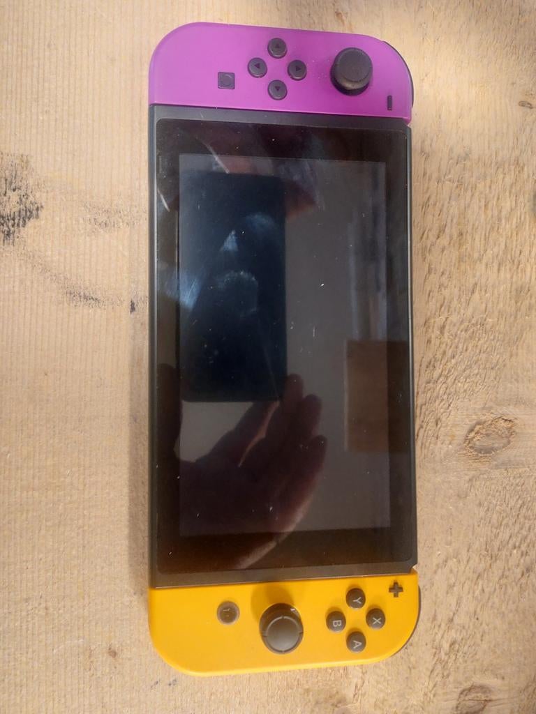Nintendo Switch met paarse en gele Joy-Cons, Ophalen of Verzenden, Switch Original