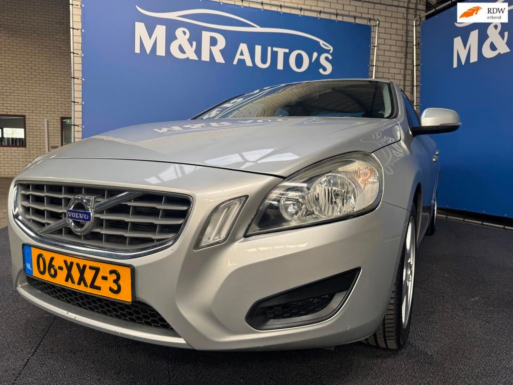 Volvo S60 1.6 T3 R-Design Nieuwe APK, Auto's, Voorwielaandrijving, 15 km/l, Gebruikt, 4 cilinders