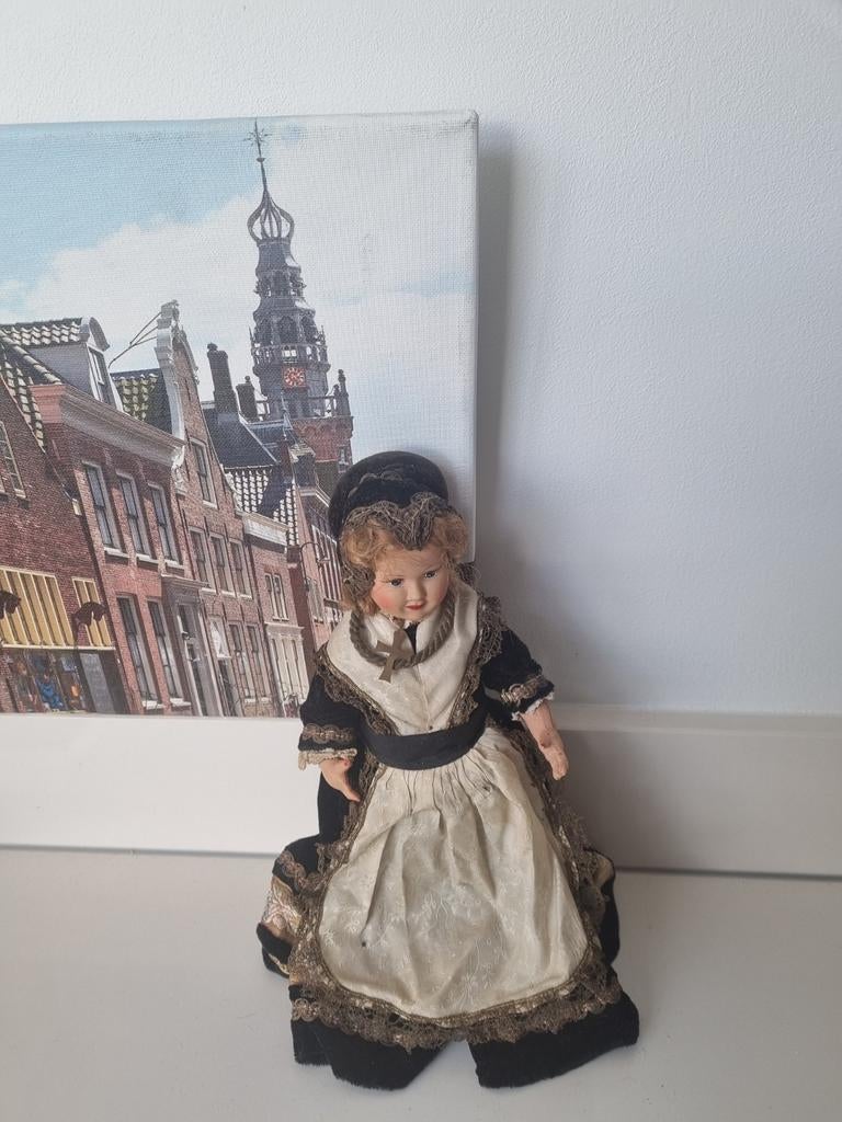 Antieke pop met fluwelen jurk en sieraden, 28cm, Ophalen of Verzenden