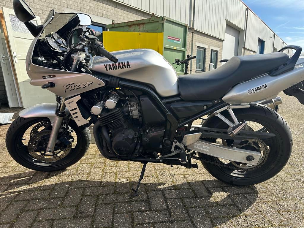 Yamaha Fazer 600 uit 2000 - 43000 km - goed onderhouden, Motoren, Motoren | Yamaha, Handvatverwarming, 4 cilinders, Motorrijbewijs A