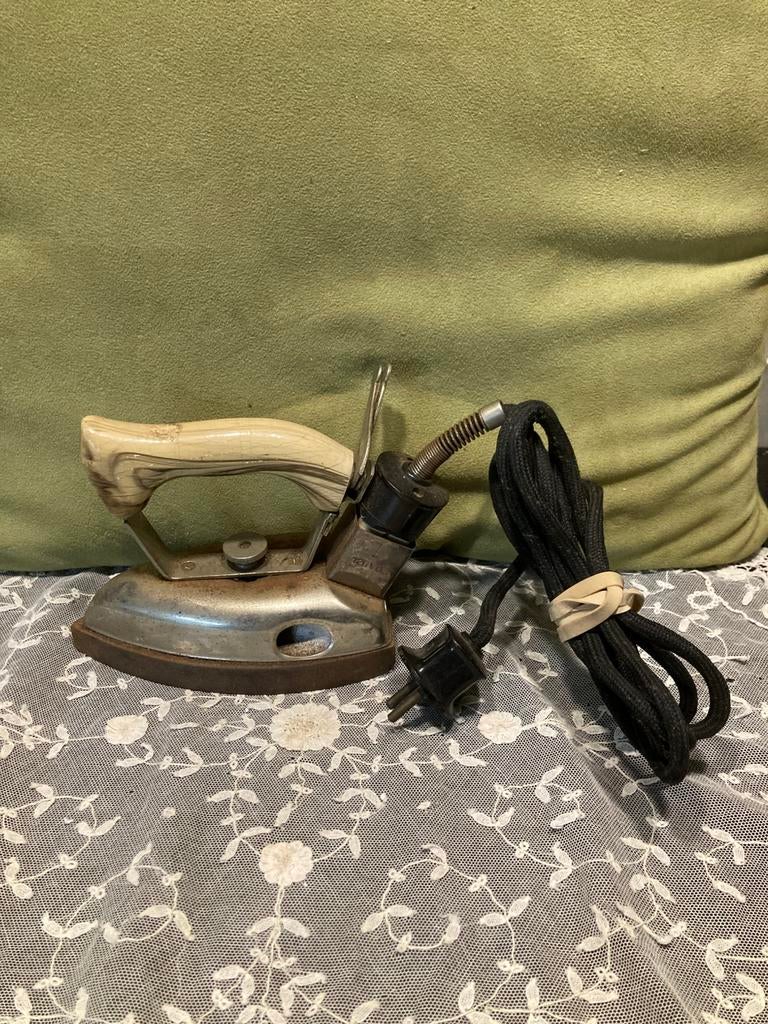 Vintage strijkijzer AEG (240425c), Witgoed en Apparatuur, Strijkijzers en Strijkplanken, Ophalen of Verzenden, Gebruikt