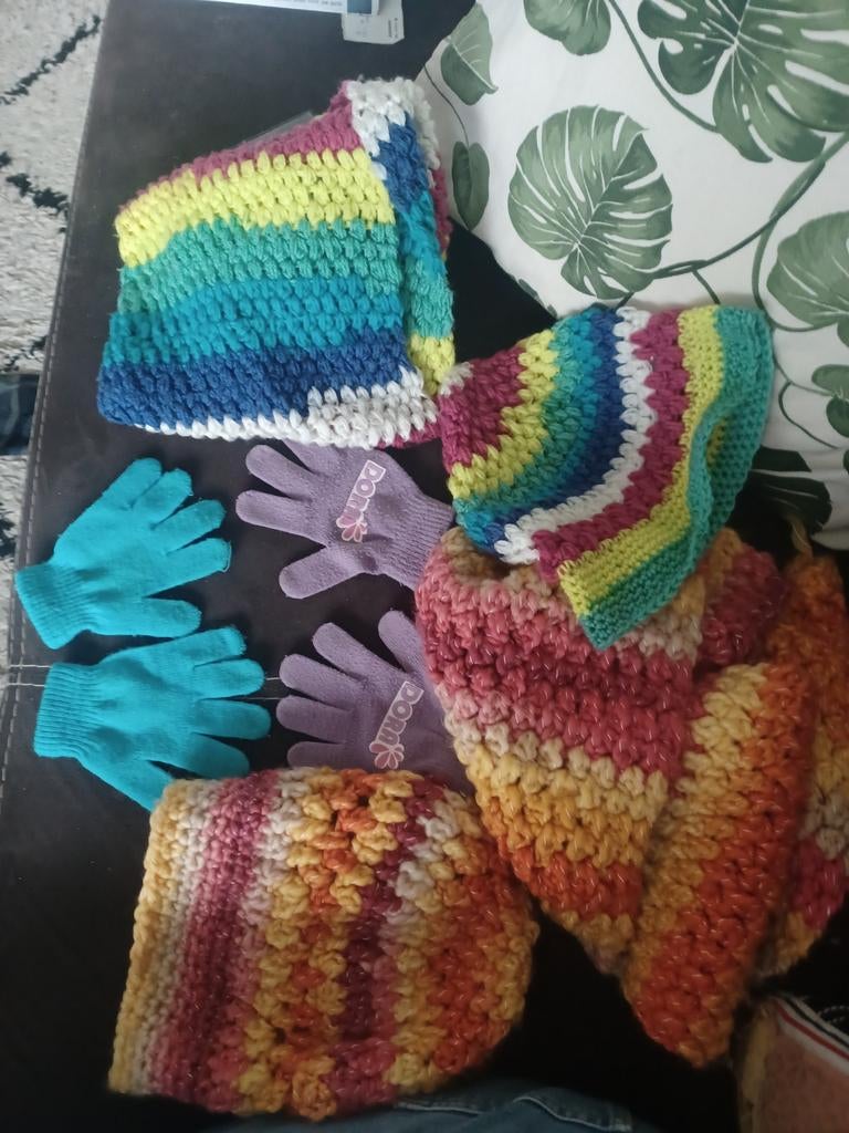 Gehaakte set: sjaal, muts en handschoenen, Ophalen of Verzenden, Zo goed als nieuw