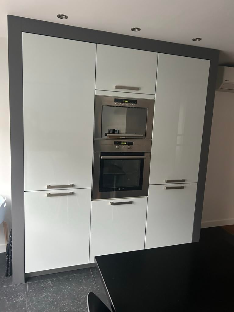IJsblauwe keuken met schiereiland en inbouwapparatuur, Huis en Inrichting, Keuken | Complete keukens, Blauw, Hoekkeuken, Graniet of Steen