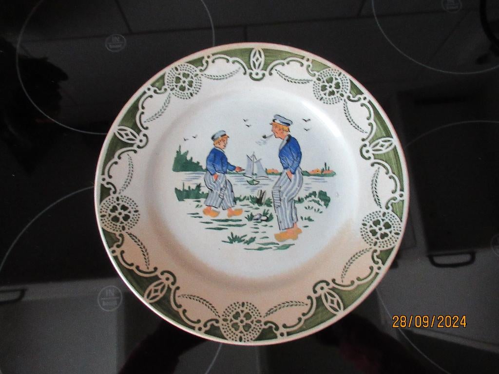 ART DECO BORD -KLEDERDRACHTEN,WATER EN -ZEILBOOT-ZELDZAAM, Antiek en Kunst, Antiek | Wandborden en Tegels, Ophalen of Verzenden