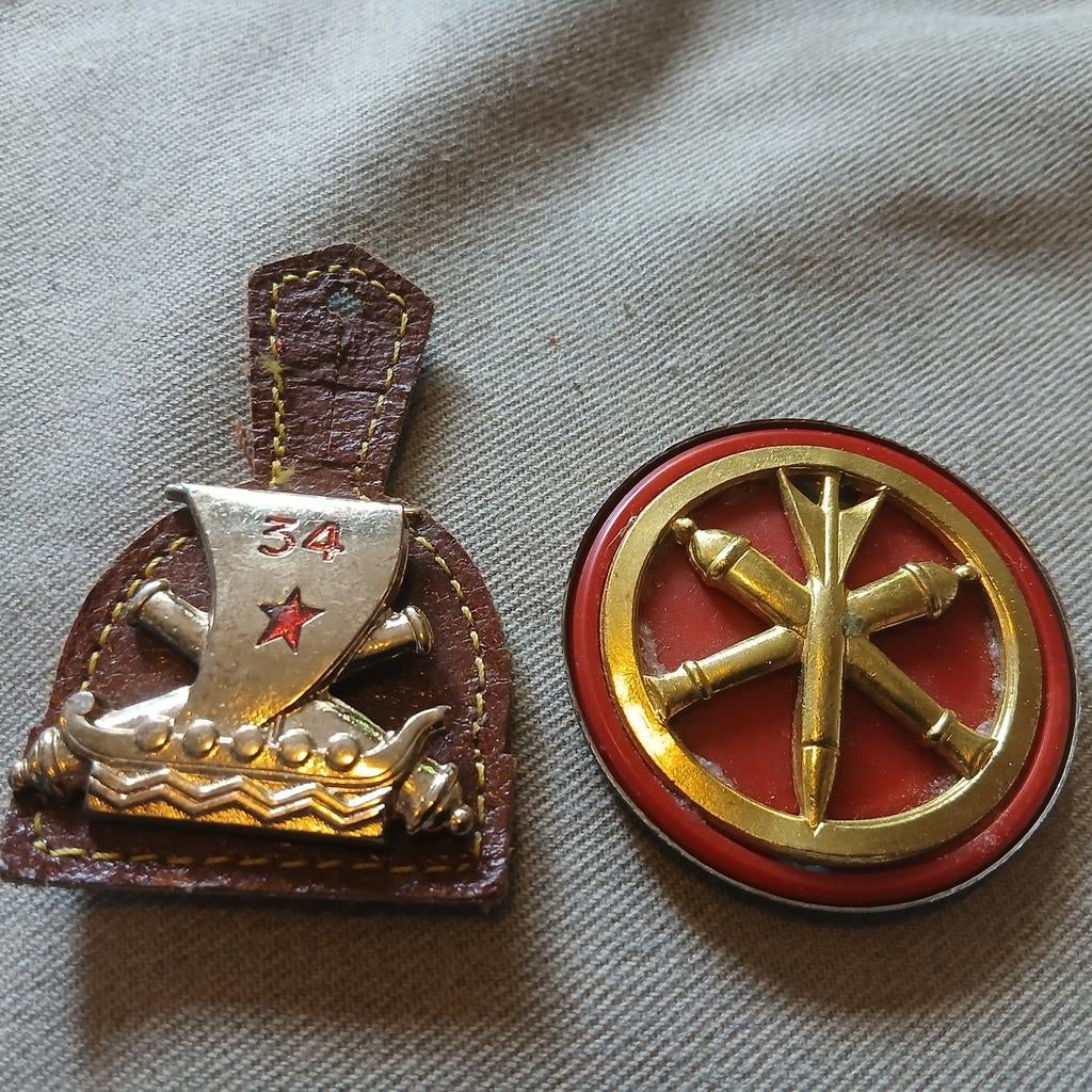 2x Franse artillerie embleem, borsthanger, Verzamelen, Ophalen of Verzenden