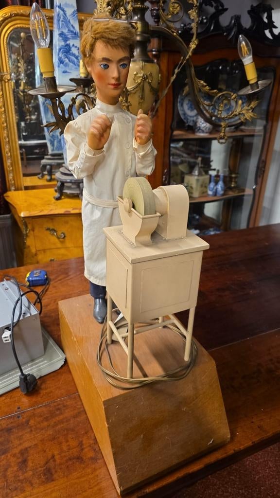 Elektrich bewegende antieke etalage automaat, Ophalen