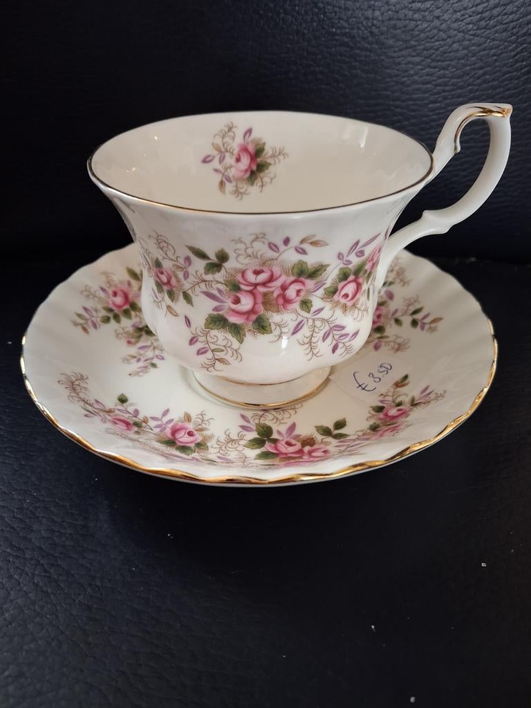 Royal Albert Lavender Roos groor model kop en schotel, Ophalen of Verzenden, Zo goed als nieuw, Porselein, Kop en/of schotel