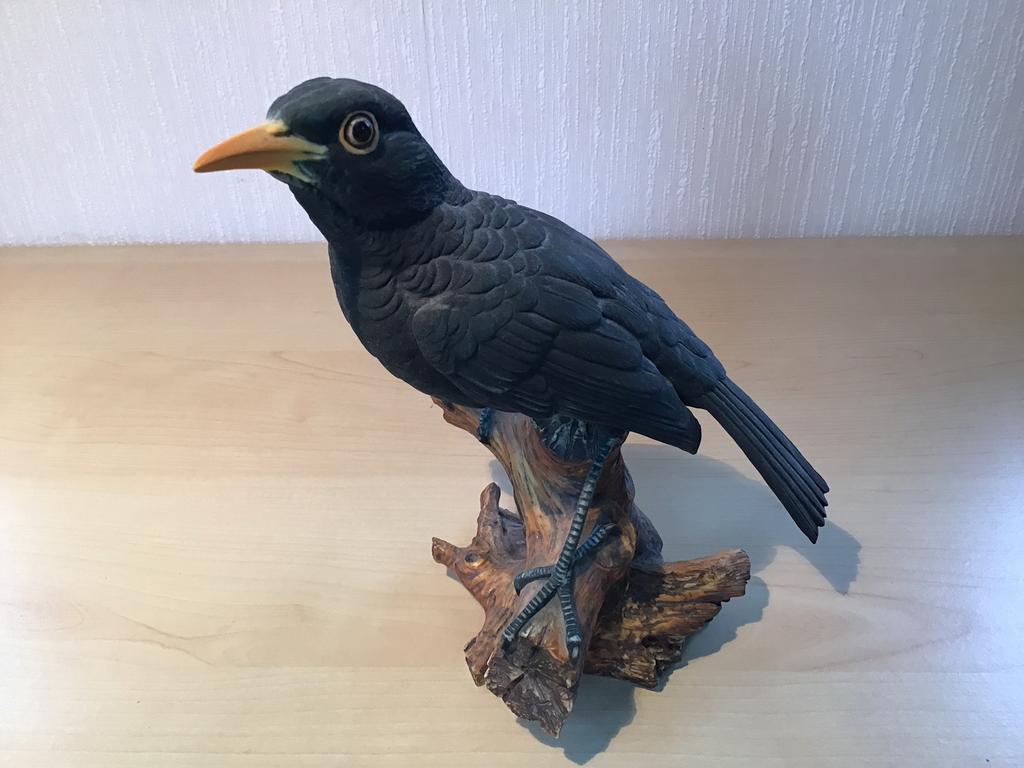 Porceleine Merel op boomstam hoog 18 cm, Antiek en Kunst, Antiek | Porselein, Ophalen